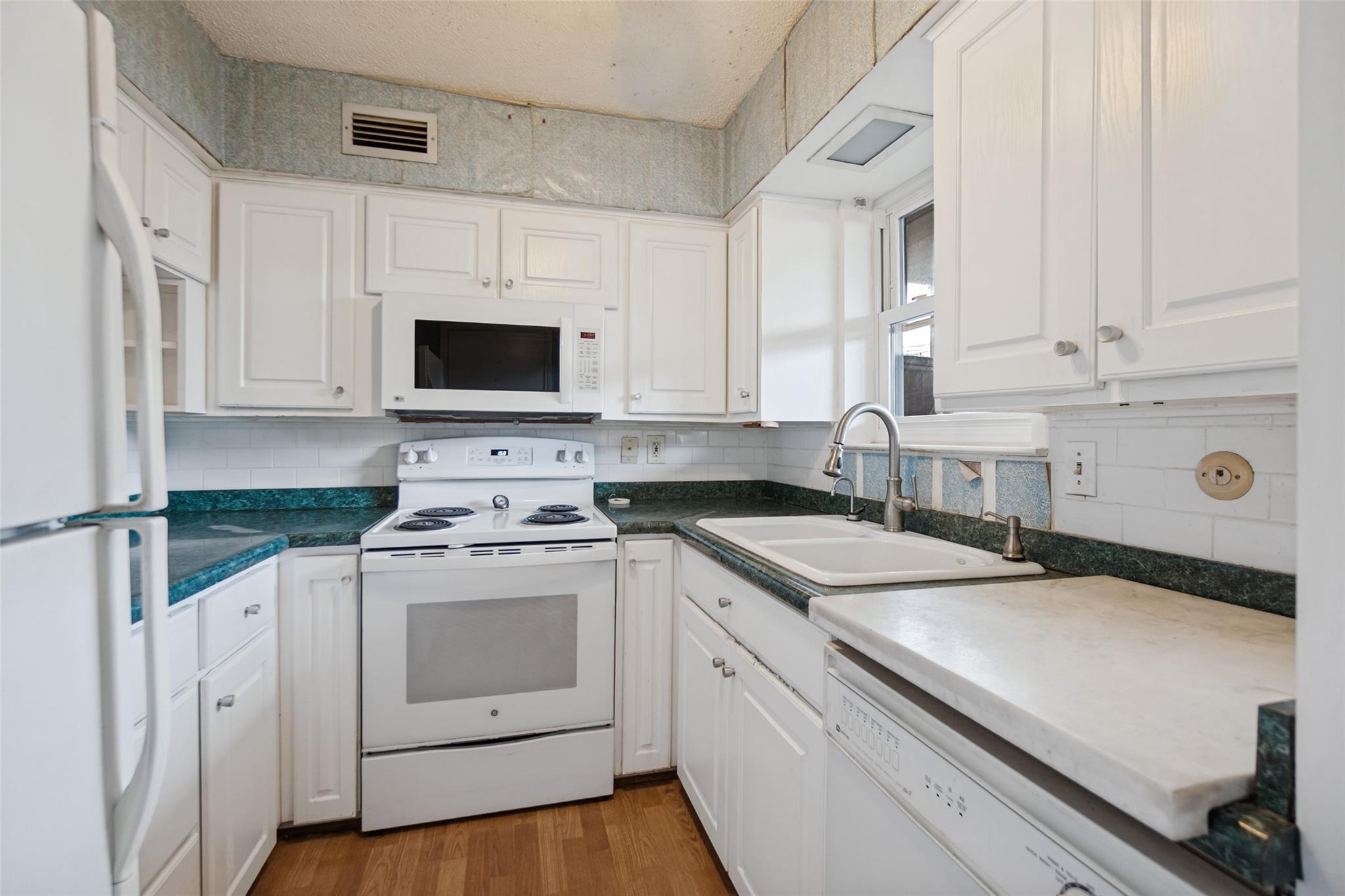 Sandhurst Ln, Dallas, TX 75206