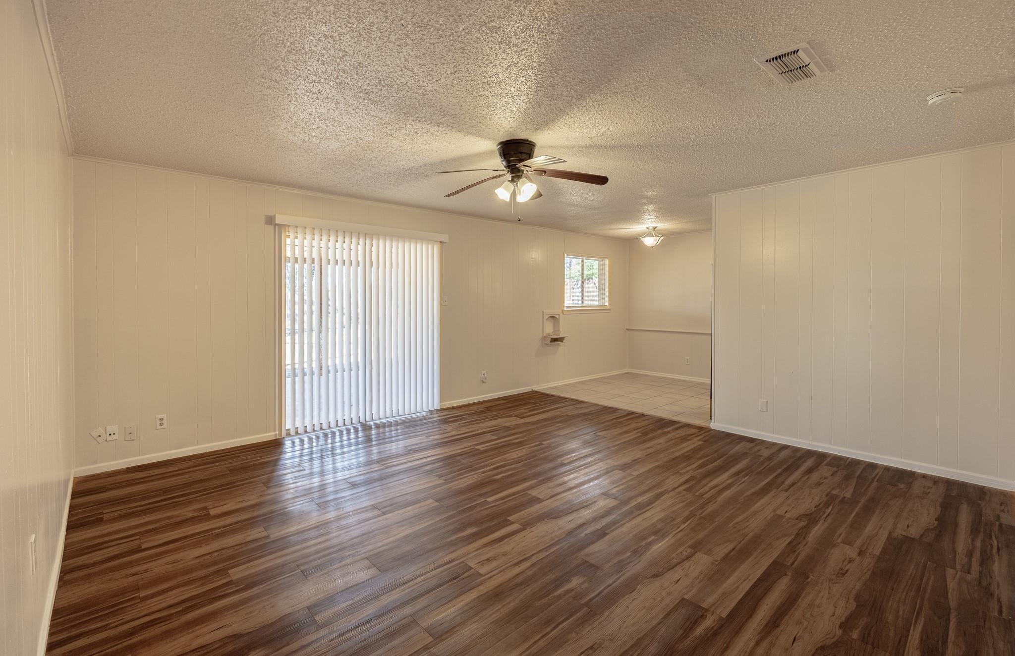 Trailwood Dr, Forest Hill, TX 76140