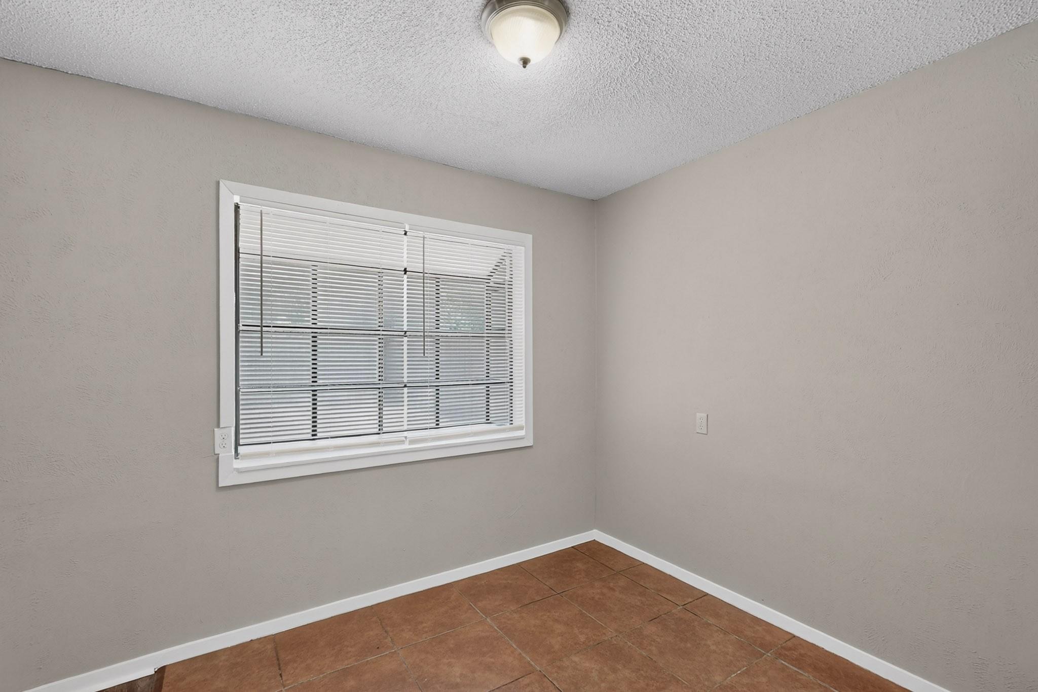 Van Natta Ln, Fort Worth, TX 76112