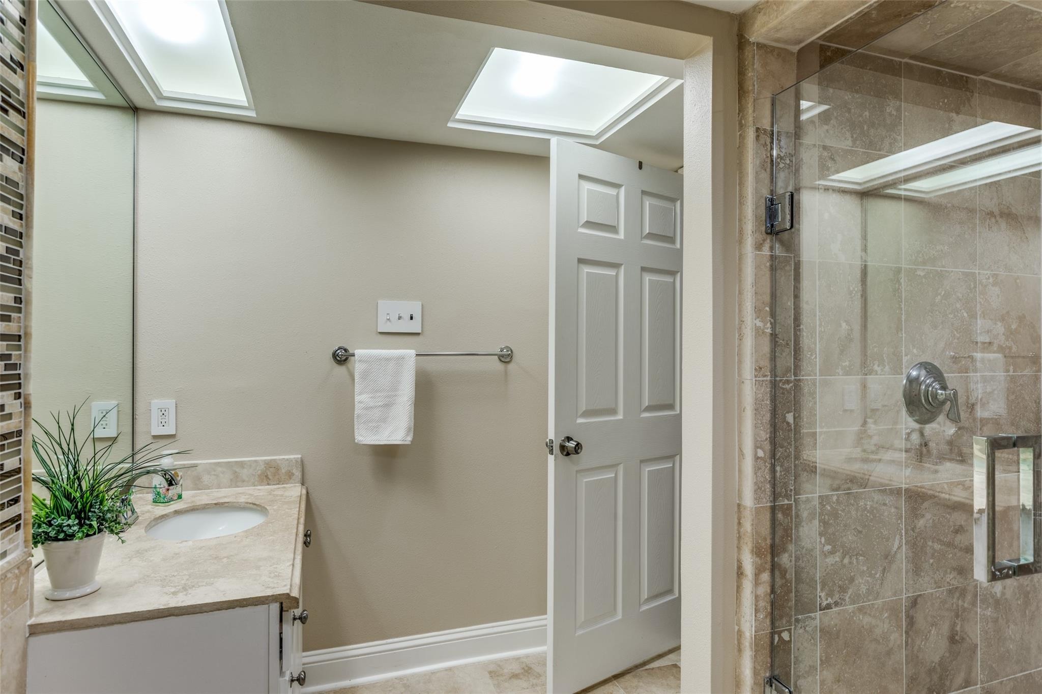 Regal Oaks Dr, Dallas, TX 75230 #1