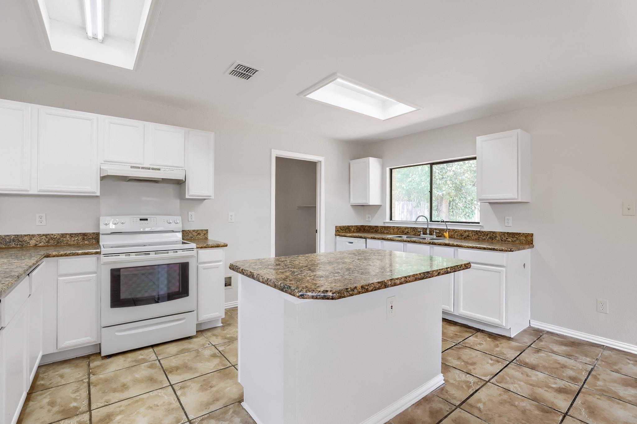 Winford Dr, Grand Prairie, TX 75052