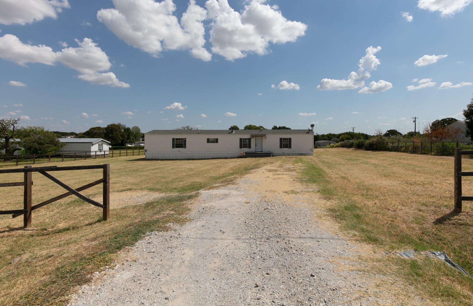 Creekview Meadows Ct, Springtown, TX 76082