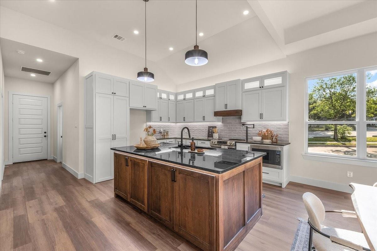 Avenue J , Fort Worth, TX 76105