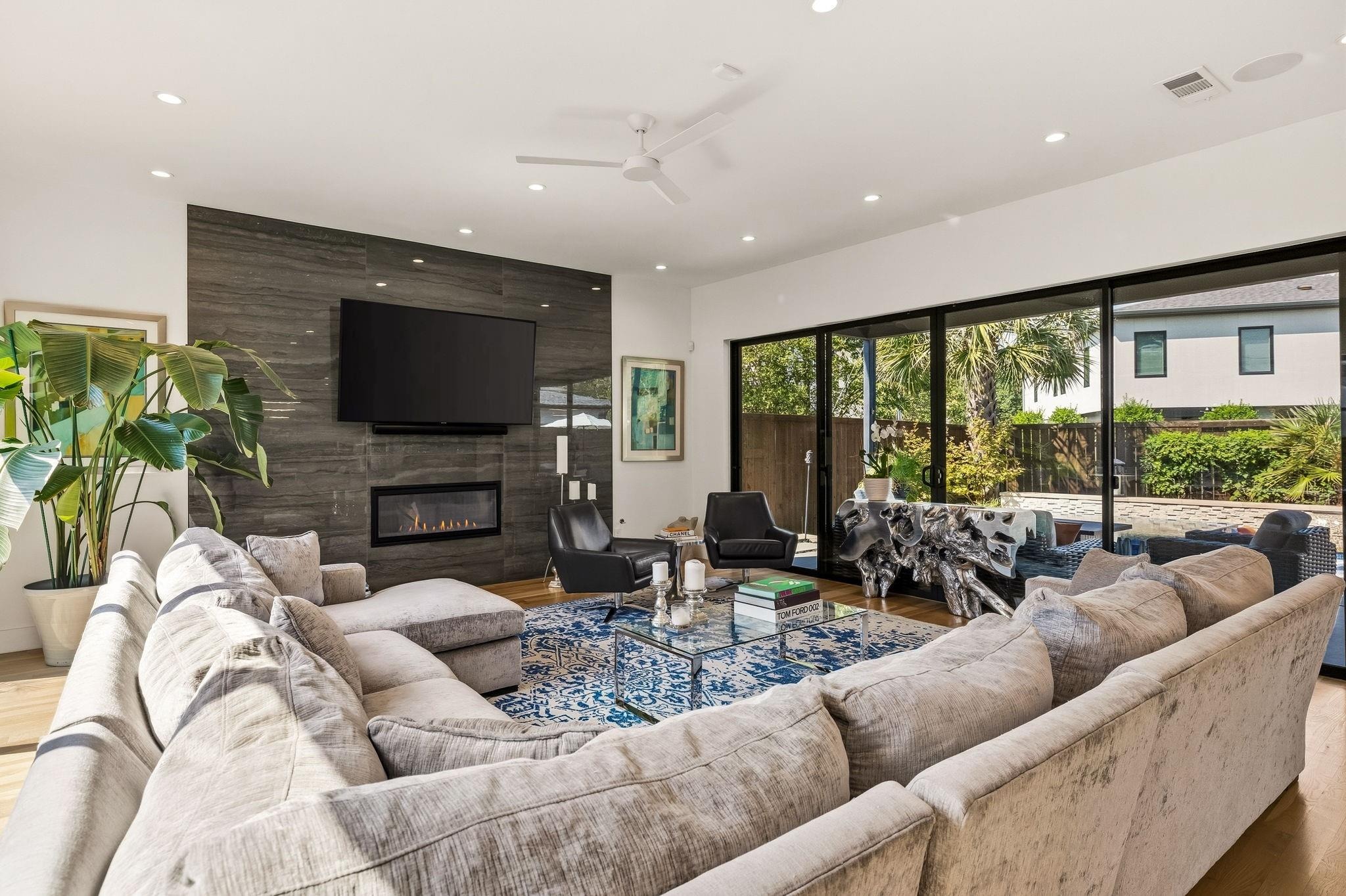 Mixon Dr, Dallas, TX 75220