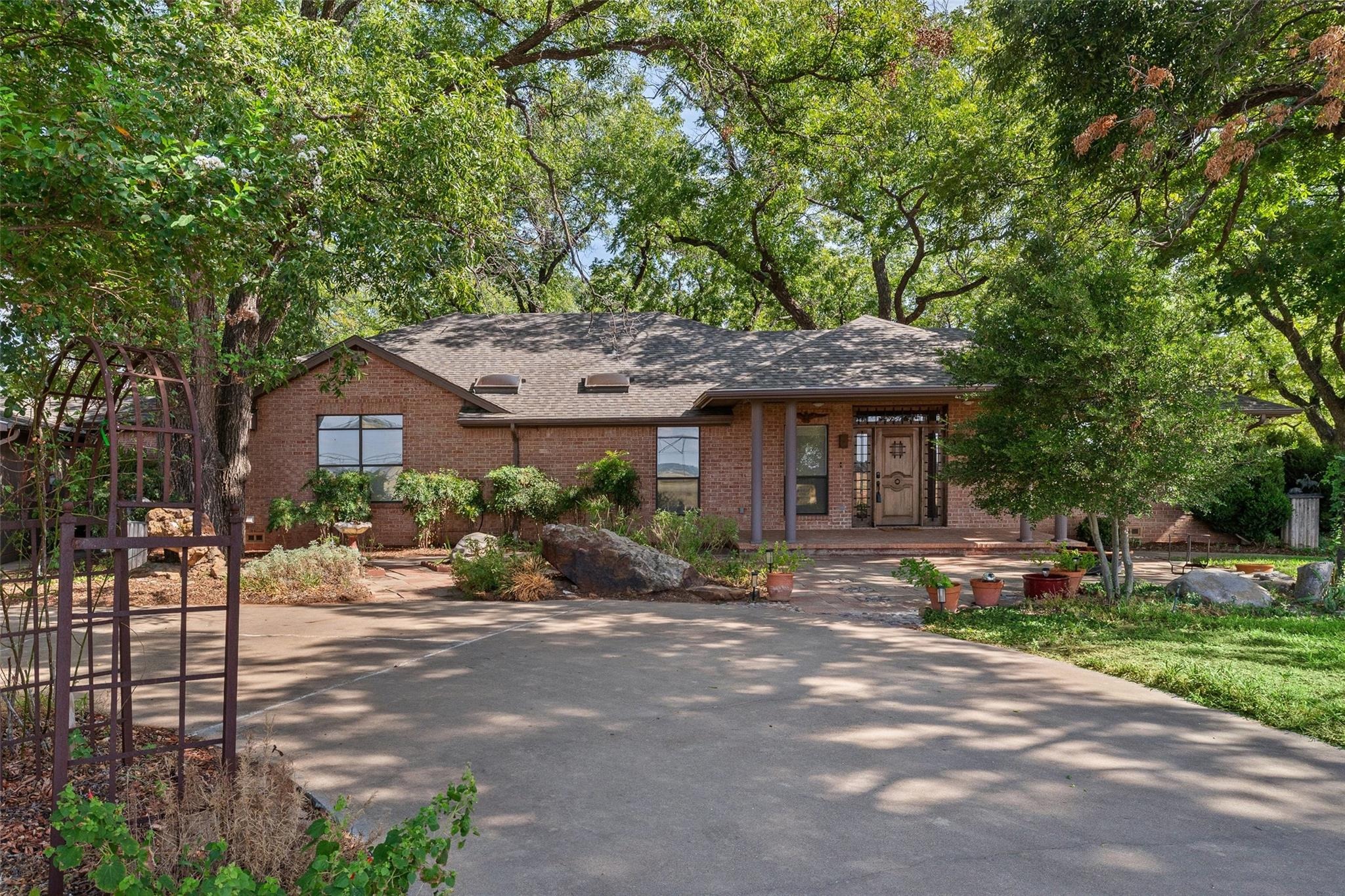 Long Creek Ct, Granbury, TX 76049