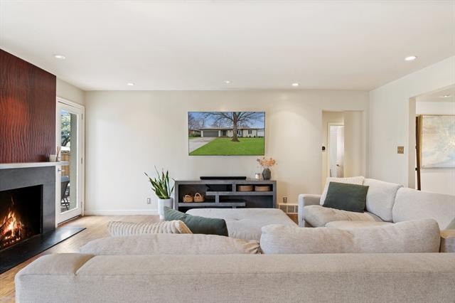 Fenton Dr, Dallas, TX 75231