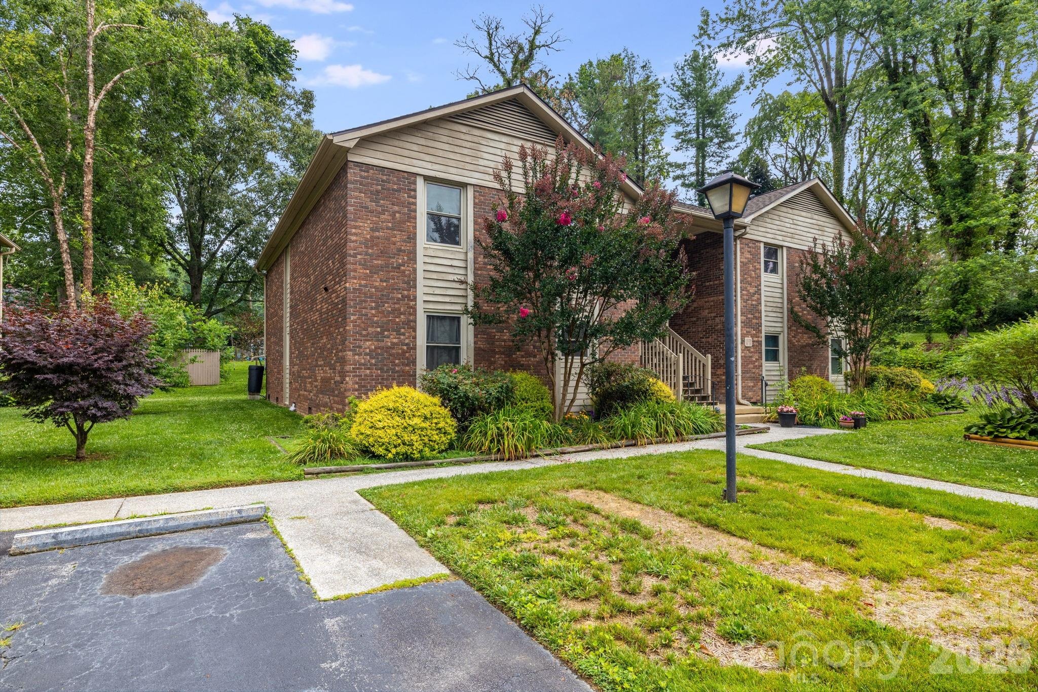 4th Ave, Hendersonville, NC 28739