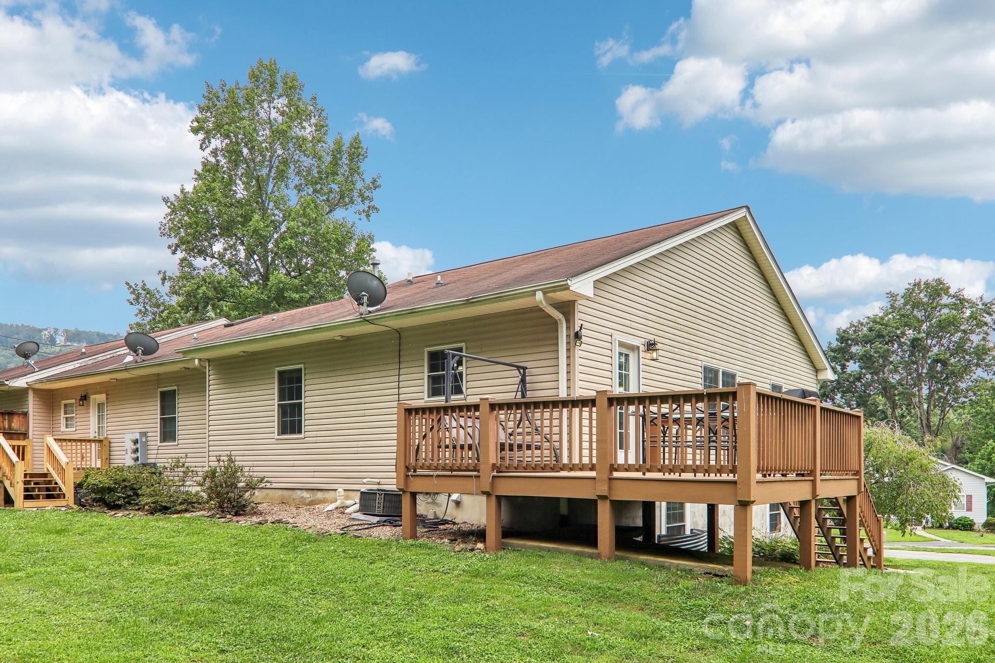 Sandy Dr, Hendersonville, NC 28792