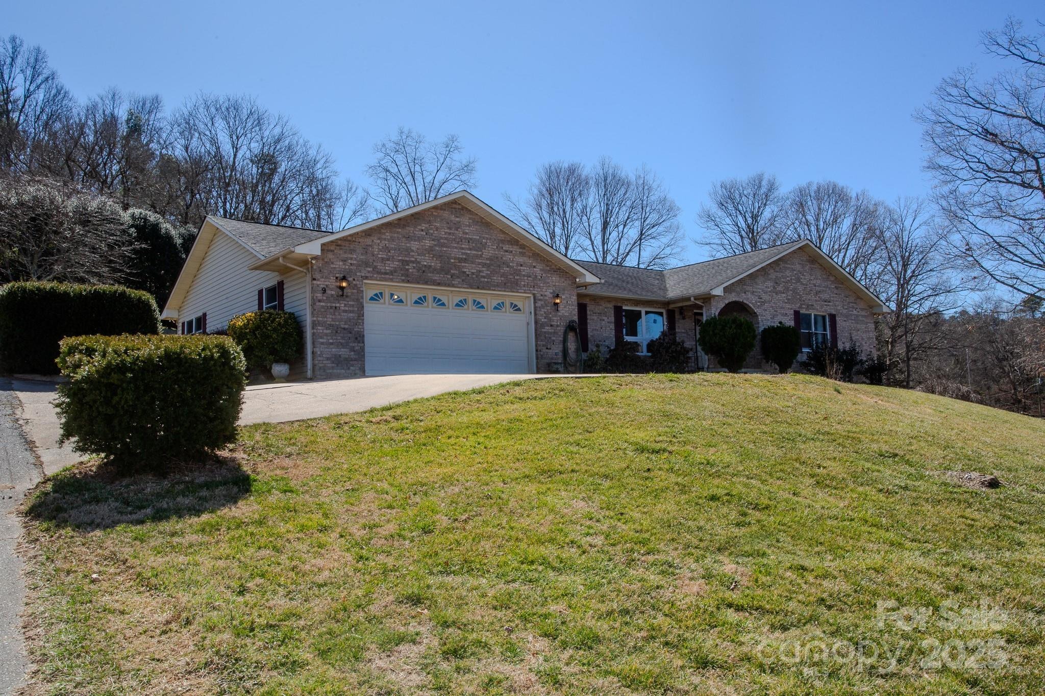 Lorena Dr, Asheville, NC 28806