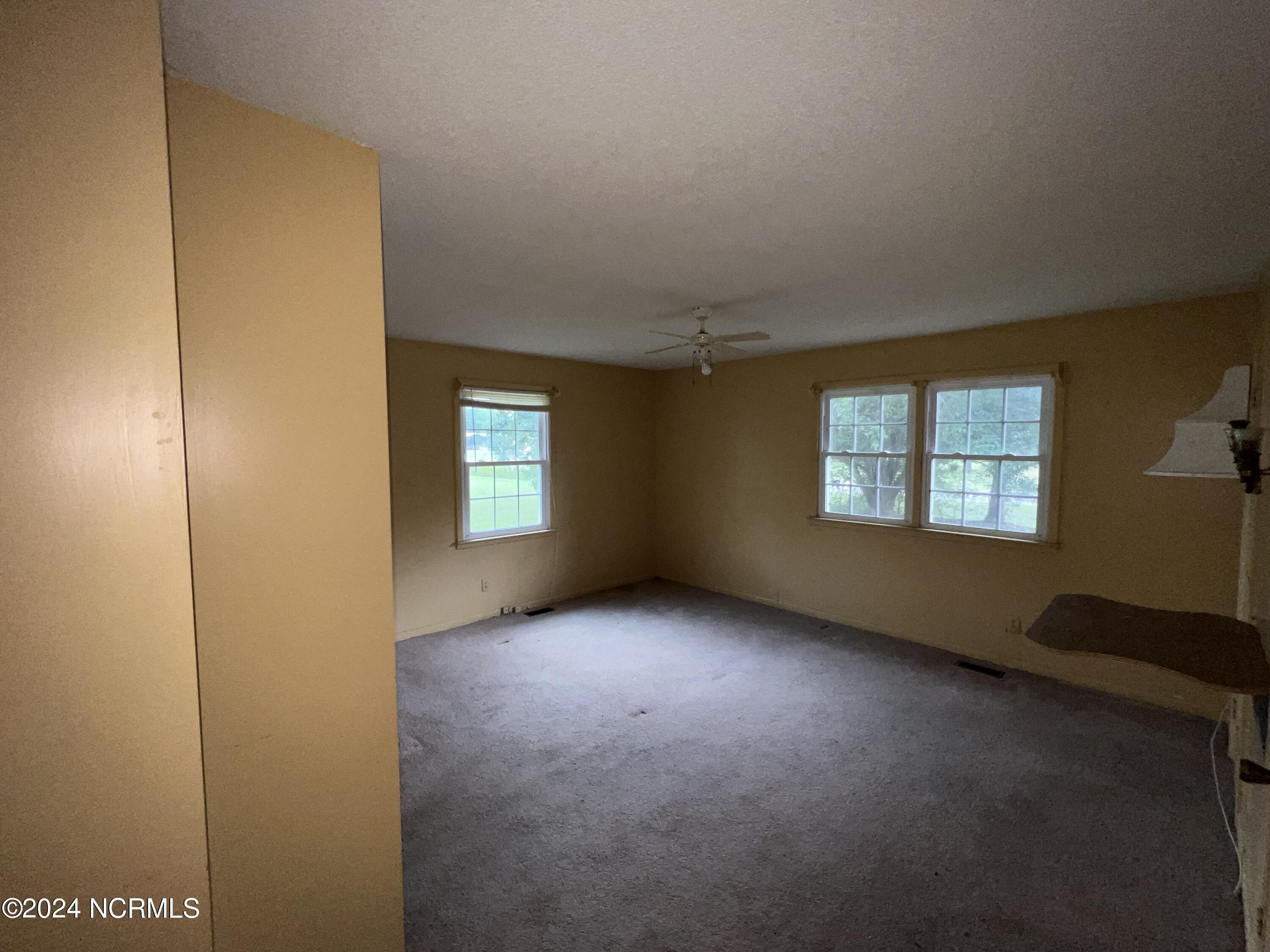 Pinewood St, Roseboro, NC 28382