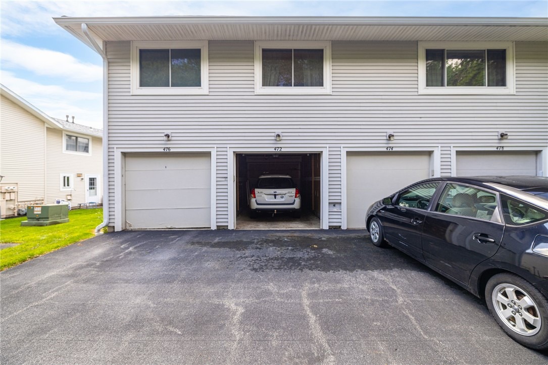 Eastbrooke Ln, Rochester, NY 14618