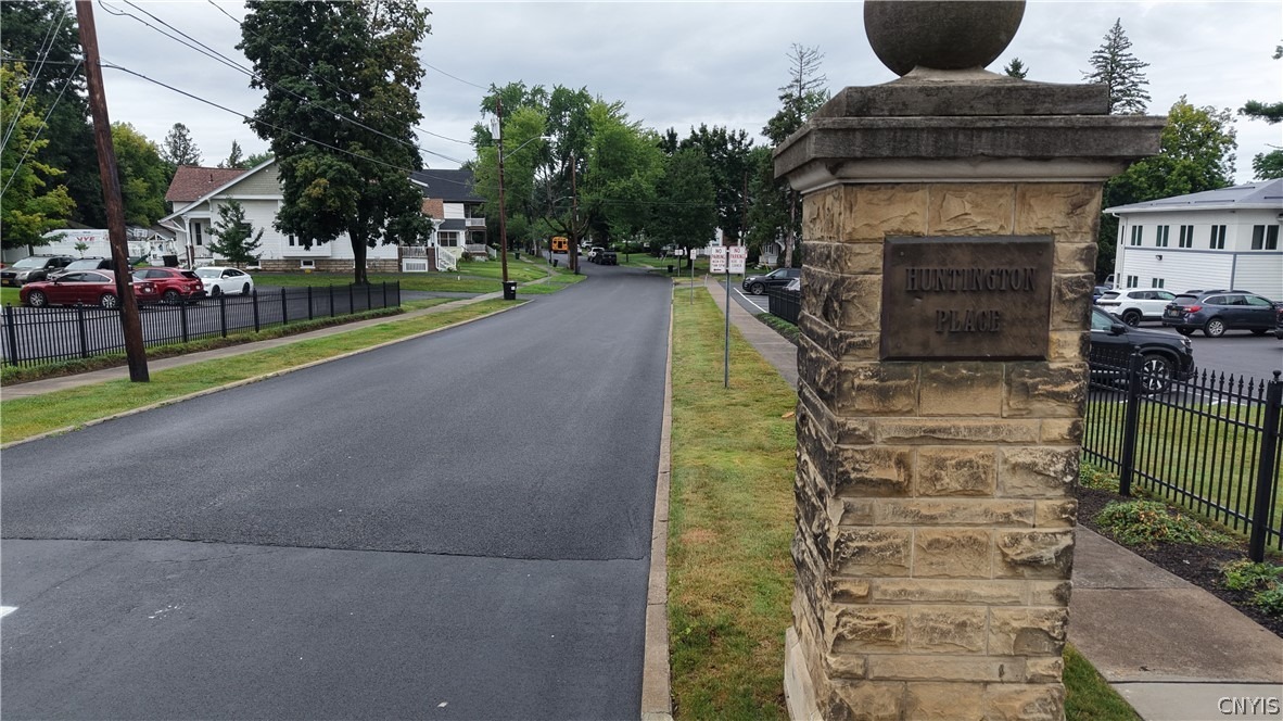Huntington Pl, New Hartford, NY 13413