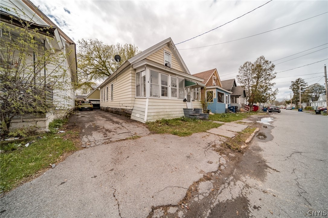 Lawrence St, Syracuse, NY 13208