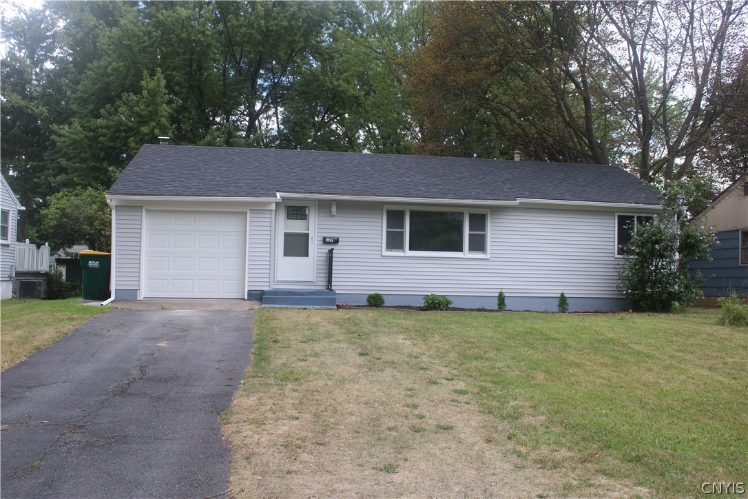 Oakley Dr, Syracuse, NY 13212