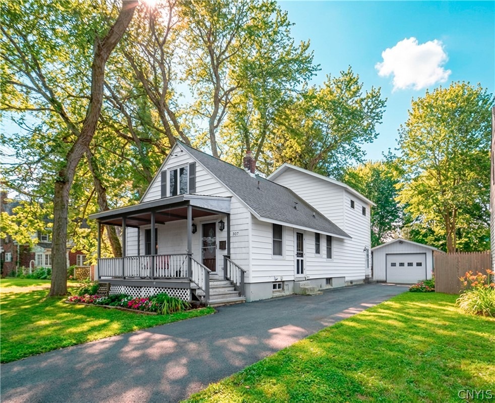 Lomond Pl, Utica, NY 13502