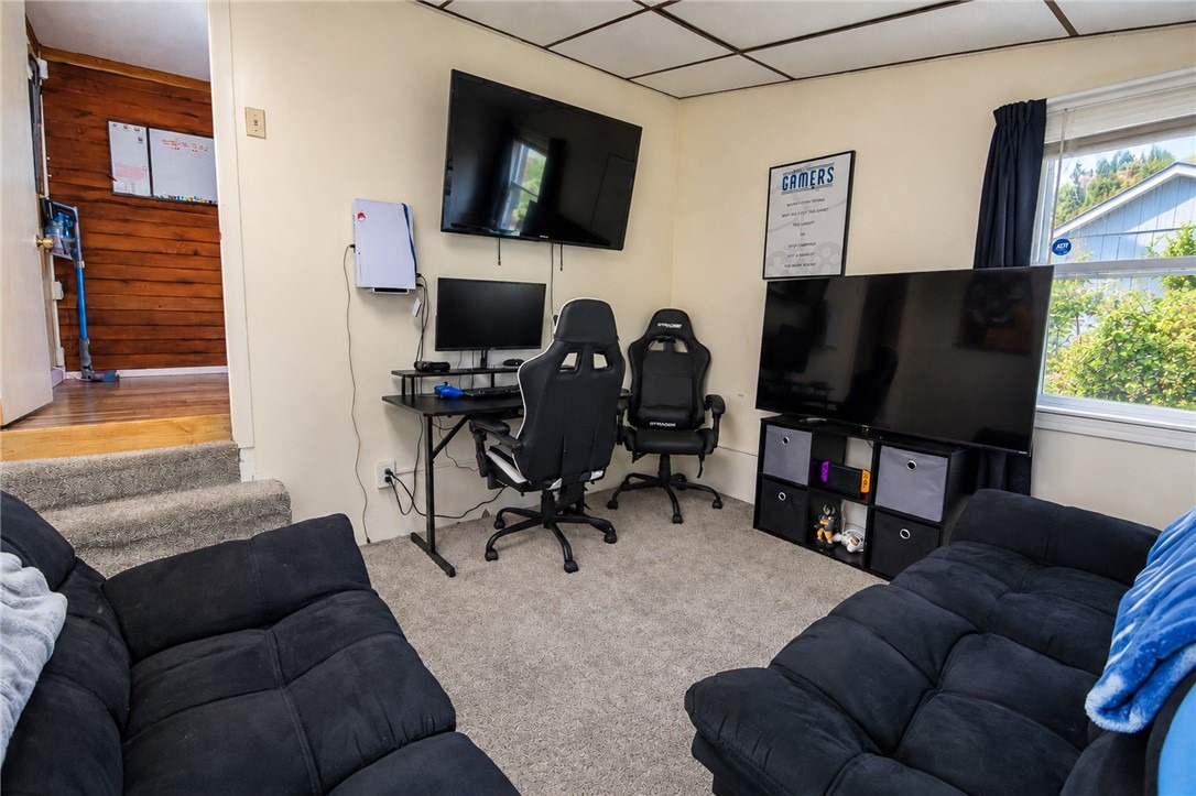 Elm St, Newark, NY 14513
