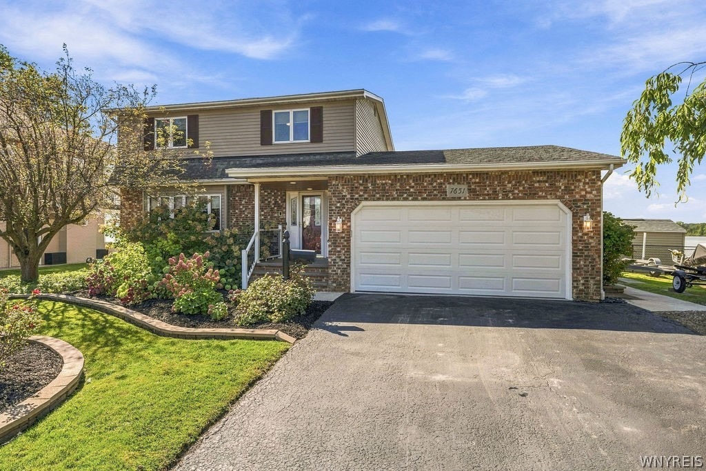 Rivershore Dr, Niagara Falls, NY 14304