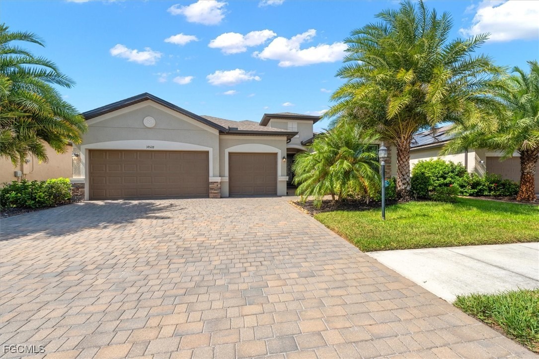 Palamos Cir, Fort Myers, FL 33905