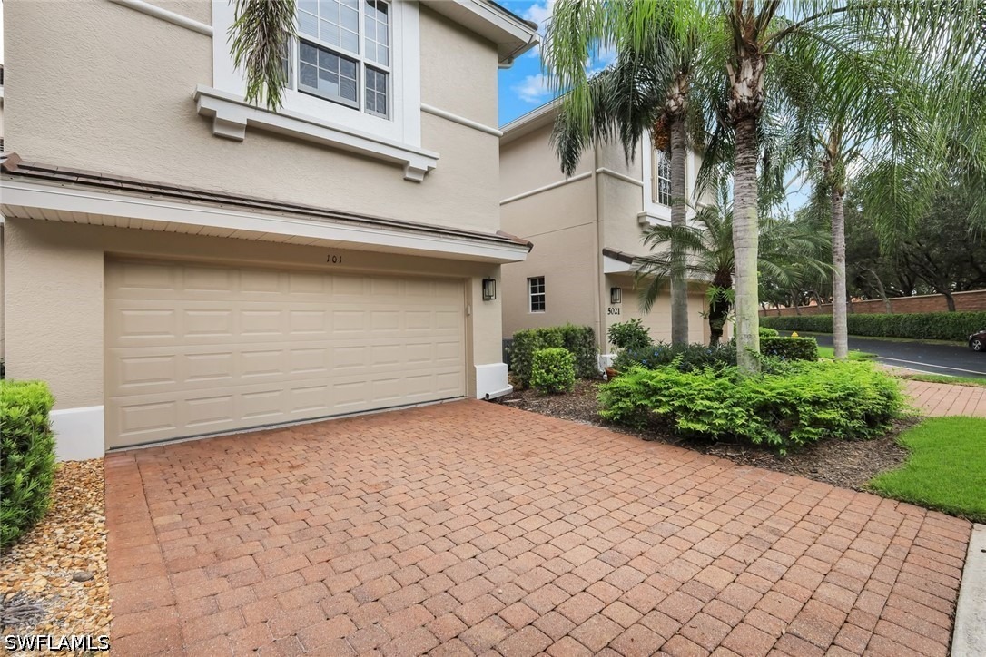 Maxwell Cir, Naples, FL 34105