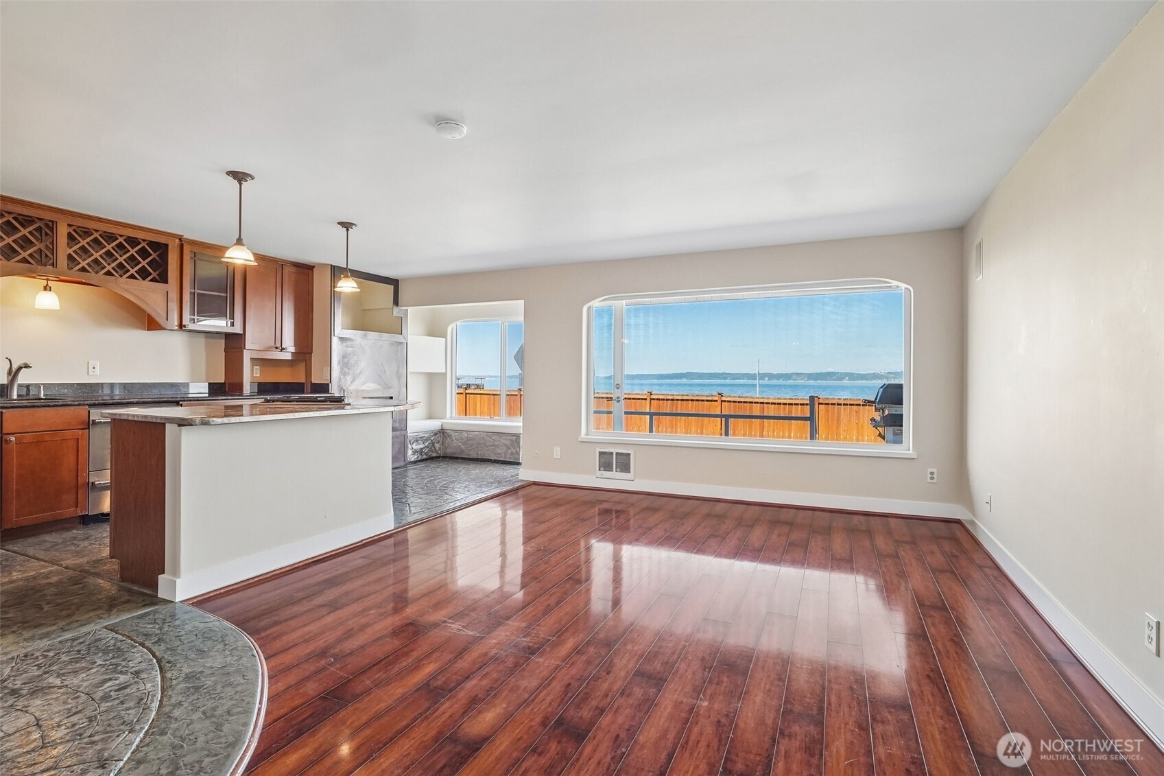 Redondo Beach Dr, Des Moines, WA 98198