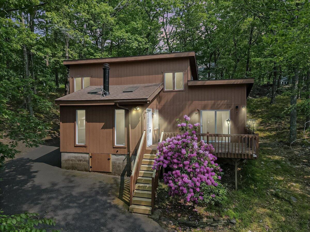 Woodbridge Dr, Bushkill, PA 18324